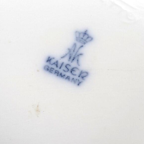 Vintage Kaiser Bisque Vase: Embossed Roses, 1980s Porcelain Decor - Picture 6 of 7